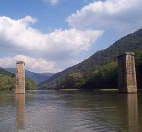Hamlet Piers upstream of Prince, West Virginia
